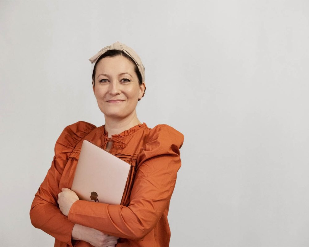 Elina Nikulainen kuvattu läppäri kädessä
